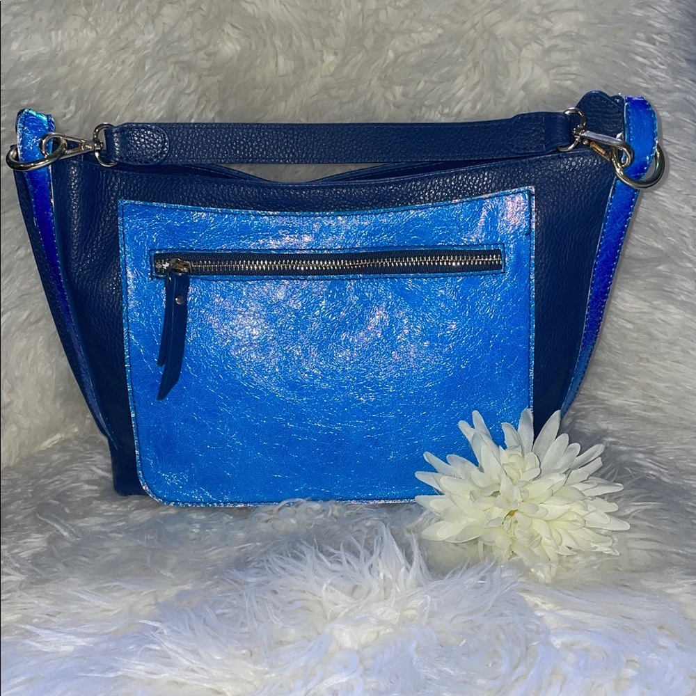 Vera Pelle blue metallic pebbled genuine leather shoulder bag!
